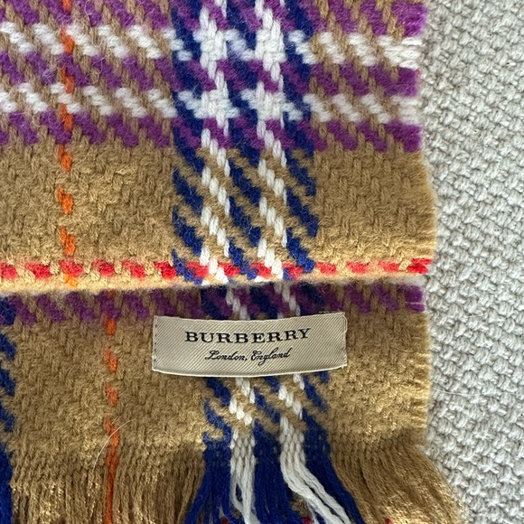 Burberry merino wool scarf - Picture 3 of 4